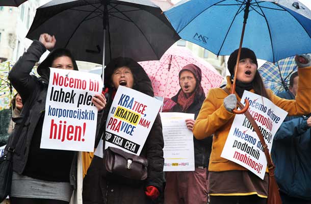 Foto tedna: Protestni shod proti trgovinskim sporazumom TTIP, CETA, TiSA pod geslom »Kratice, ki kratijo nam pravice!«, Ljubljana