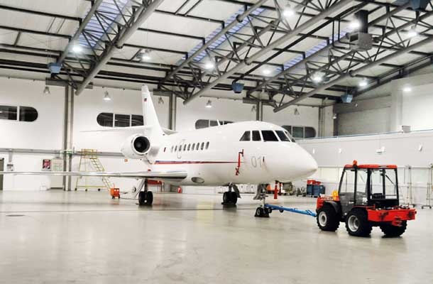 Dve tretjini hangarja, v katerem Slovenska vojska hrani falcona, sta danes Nemčija