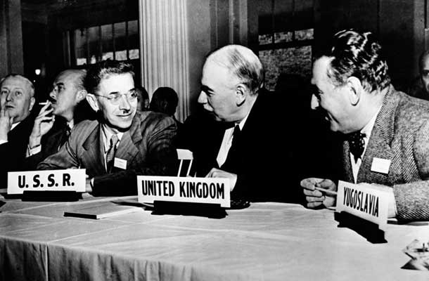 Vladimir Ribar je kot predstavnik Jugoslavije sedel poleg Keynesa, predstavnika Britancev in Stepanova, predstavnika Sovjetov