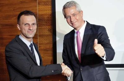Matej Pirc, predsednik uprave SDH, s presrečnim direktorjem Fraporta Stefanom Schultejem ob prodaji letališča 