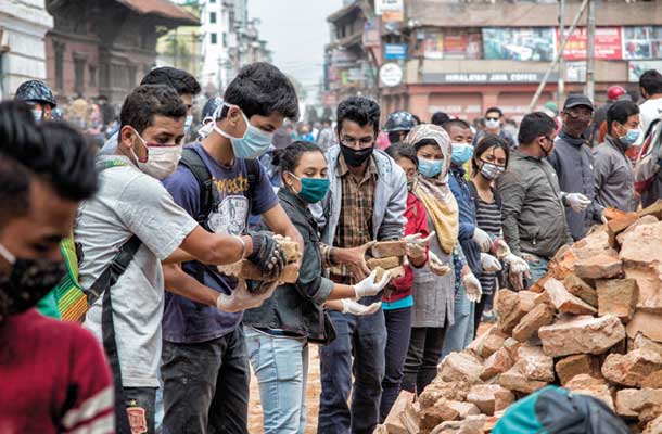 Foto tedna: Odpravljanje posledic potresa v Nepalu