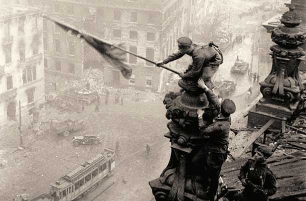2. maj 1945, Berlin, Vojaki rdeče armade na strehi Reichstaga
