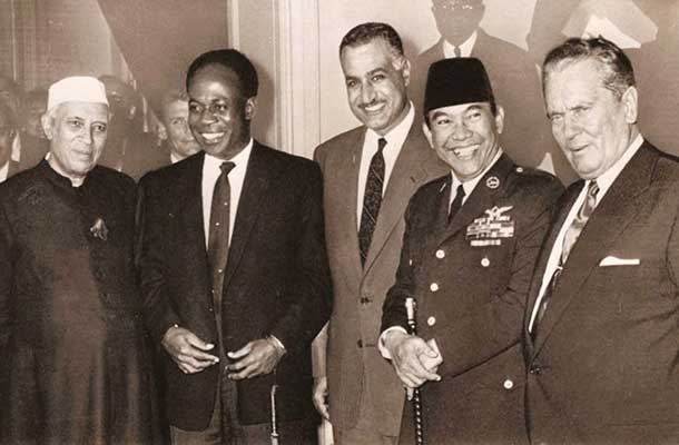 Ustanovitelji gibanja neuvrščenih v prostorih jugoslovanske delegacije v palači Združenih narodov v New Yorku leta 1960: Džavaharlal Nehru, predsednik indijske vlade, Kwame Nkrumah, predsednik Gane, Gamal Abdel Naser, predsednik Združene arabske republike , Ahmed Sukarno, predsednik Indonezije, in Josip Broz Tito, predsednik Jugoslavije na “predvečer” ustanovitve gibanja