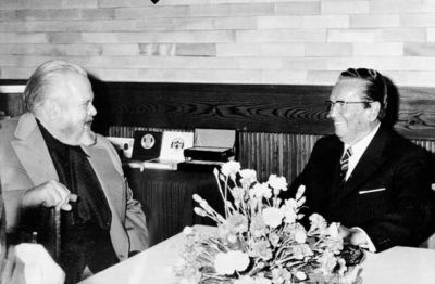 Orson Welles in jugoslovanski predsednik Tito v protokolarni rezidenci na Brdu pri Kranju. Welles se je aprila 1979 v Jugoslaviji mudil, ker je snemal film o Nikoli Tesli. 