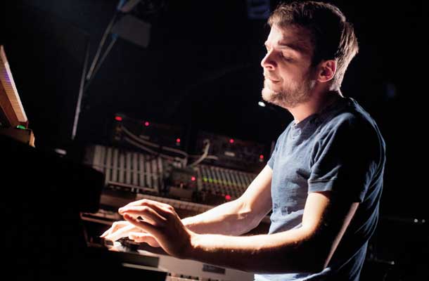 Nils Frahm: Le redki so bili razočarani nad njegovim veščim izvajanjem. Drugi smo se znova prepričali, da je pravi klavirski virtuoz.