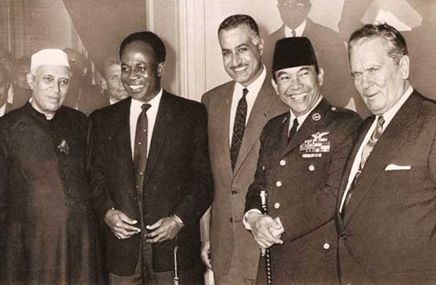 Ustanovitelji gibanja neuvrščenih v prostorih jugoslovanske delegacije v palači Združenih narodov v New Yorku leta 1960: Džavaharlal Nehru, predsednik indijske vlade, Kwame Nkrumah, predsednik Gane, Gamal Abdel Naser, predsednik Združene arabske republike , Ahmed Sukarno, predsednik Indonezije, in Josip Broz Tito, predsednik Jugoslavije na “predvečer” ustanovitve gibanja