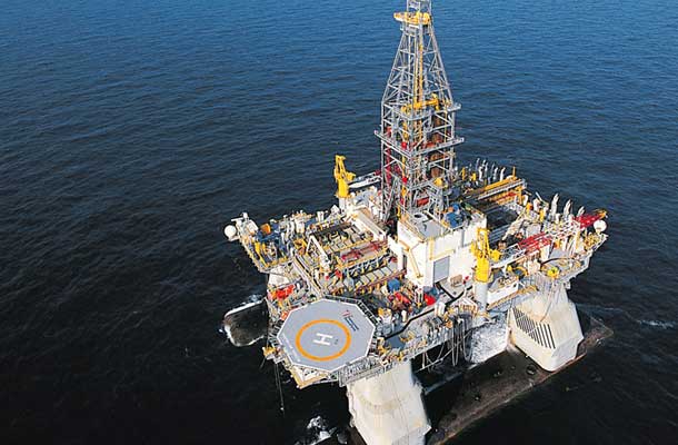 V Mehiškem zalivu odkrivajo nahajališča nafte tudi več kot 10 tisoč metrov pod morskim dnom. Je tako globoko ležečo nafto še mogoče razložiti s fosilnim izvorom?
