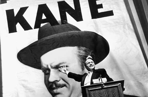Welles filma Državljan Kane, ki izgleda kot state-of-the-art gledališka predstava o moči in možnostih filma, ni samo režiral, temveč je v njem odigral tudi glavno vlogo