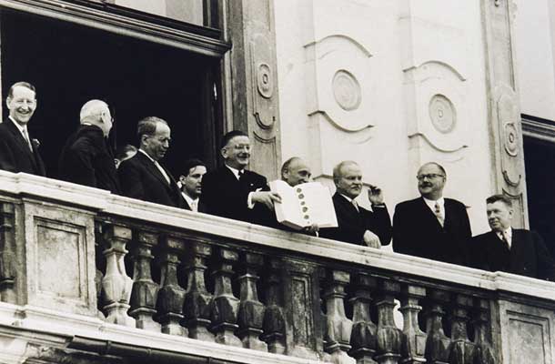 Avstrijski zunanji minister Lepold Figl z Avstrijsko državno pogodbo na balkonu baročnega dvorca Belveder, maja 1956