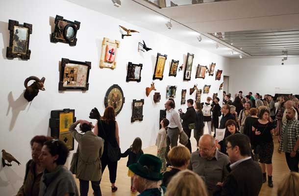 Otvoritev razstave NSK: Od Kapitala do kapitala sredi maja v ljubljanski Moderni galeriji. Bi bili takšnih prizori pogostejši, če bi Slovenija več vlagala v gostovanja razstav velikih svetovnih umetnikov?