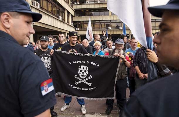 Privrženci četniškega gibanja po razglasitvi sodbe v Beogradu, ki je rehabilitirala Dražo Mihailovića