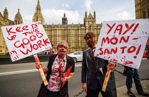 Protest proti gensko spremenjenim rastlinam v Londonu. Za nasprotnike je njihovo  vsiljevanje eksperimentiranje na ljudeh. 