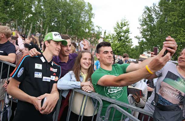 Dan šampionov, Smučarska zveza Slovenije, Kongresni trg, Ljubljana: Selfi Peter Prevc