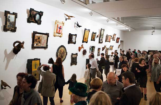 Otvoritev razstave NSK: Od Kapitala do kapitala sredi maja v ljubljanski Moderni galeriji. Bi bili takšnih prizori pogostejši, če bi Slovenija več vlagala v gostovanja razstav velikih svetovnih umetnikov? 