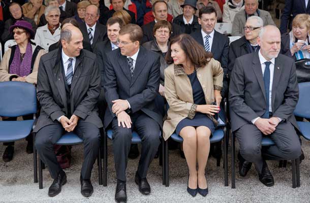 Foto tedna: Predsednik največje opozicijske stranke Janez Janša in premier Miro Cerar med prijetnim klepetom pri maši v spomin na konec druge svetovne vojne in žrtve medvojnega in povojnega nasilja, Brezje, 16. maja 2015 