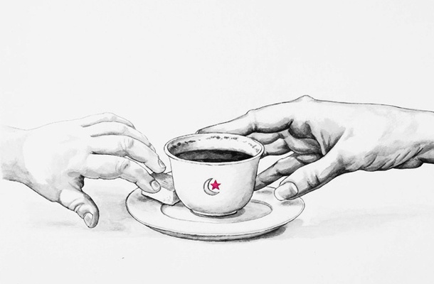 Skodelica kave s kocko sladkorja in polmesecem z rdečo zvezdo