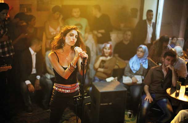 Yasmine Hamdan v filmu Jima Jarmuscha Večna ljubimca