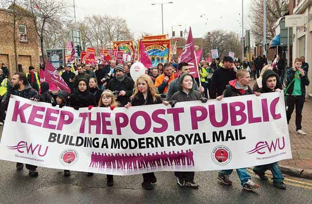 Britanci so protestirali proti prodaji pošte, neuspešno, a njihova opozorila so se izkazala za utemeljena