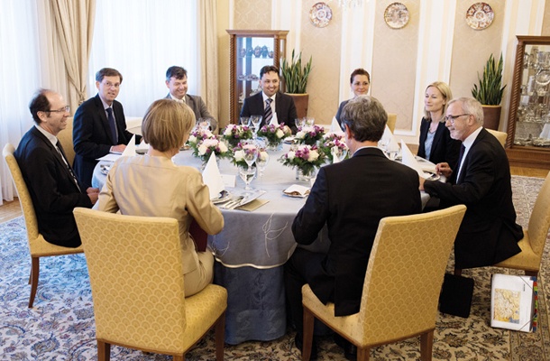Zemljevid Slovenije pod stolom predsednika Evropske investicijske banke z označenimi projekti za nadaljnje finančne konstrukcije