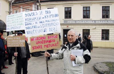 Protest ob zaprtju poslovalnice NLB v starem mestnem jedru Metlike lani marca. Banka pravi, da optimizira mrežo, dejansko pa mora poslovalnice zapirati zaradi dogovora med Slovenijo in evropsko komisijo.