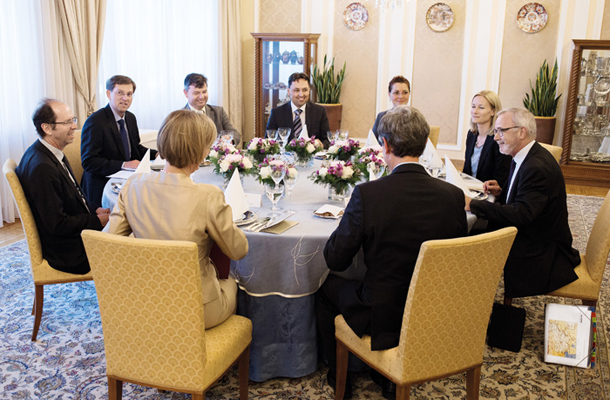 Zemljevid Slovenije pod stolom predsednika Evropske investicijske banke z označenimi projekti za nadaljnje finančne konstrukcije