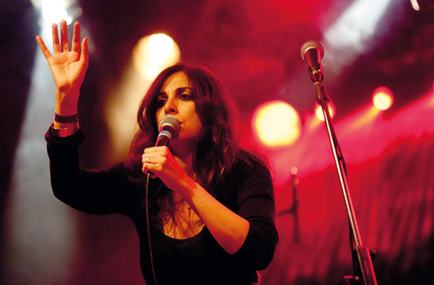 Krhek, senzibilen glas Yasmine Hamdan je žal preglasilo glasno pomenkovanje obiskovalcev