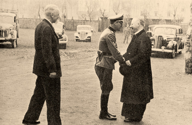 Poveljnik domobrancev Leon Rupnik, esesovski general Erwin Rösener ter ljubljanski škof Gregorij Rožman malo pred domobransko prisego na ljubljanskem bežigrajskem stadionu. Domobranska prisega je glasila: »Prisegam pri vsemogočnem Bogu, da bom zvest, hraber in svojim nadrejenim pokoren, da bom v skupnem boju z nemško oboroženo silo, stoječo pod poveljstvom vodje Velike Nemčije, SS četami in policijo, proti banditom in proti komunizmu, kakor tudi njegovim zaveznikom, svoje dolžnosti vestno izpolnjeval za svojo slovensko domovino kot del svobodne Evrope. Za ta boj sem pripravljen žrtvovati tudi svoje življenje.«