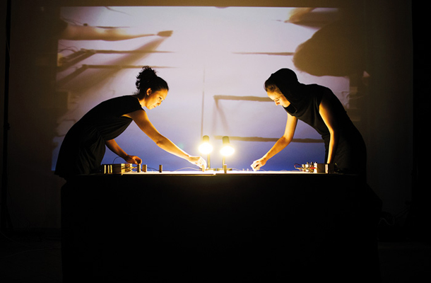 Dewi de Vree in Neja Tomšič: Ground, performans, Strictly Analog Festival, Tobačna, Ljubljana 