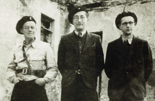 France Balantič (skrajno desno), takrat še vaški stražar, leta 1943 v Grahovem. Konec tega leta je v Grahovem umrl kot domobranec.