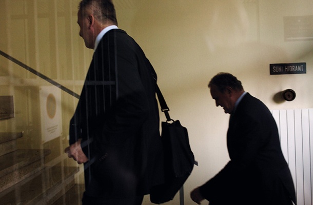 Nadzorni svet Slovenskega državnega holdinga je v sredo zvečer podal soglasje k ponudbi Cinvena za nakup večinskega deleža Telekoma Slovenije. Od kar potekajo zaključna pogajanja o prodaji Telekoma, se priljubljenost stranke SMC vedno bolj zmanjšuje (na fotografiji prihod ministrov Metoda Dragonje in Zdravka Počivalška na usodno sejo nadzornega sveta SDH).