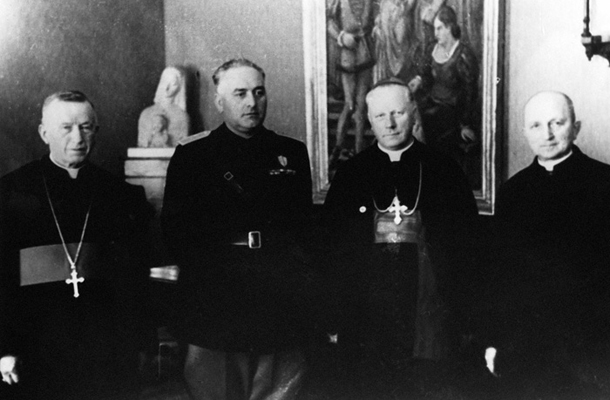 Generalni vikar ljubljanske škofije Ignacij Nadrah, visoki komisar za Ljubljansko pokrajino Italijan Emilio Grazioli, škof Gregorij Rožman in stolni dekan Franc Kimovec, 22 april 1941 