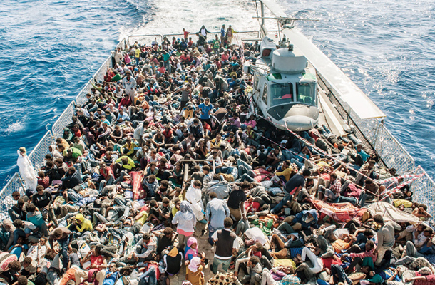 »Rešeni« afriški begunci na eni izmed ladij italijanske mornarice