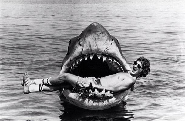 Takrat 27-letni režiser Steven Spielberg v zobovju enega od mehanskih morskih psov, ki so nastopili v filmu 