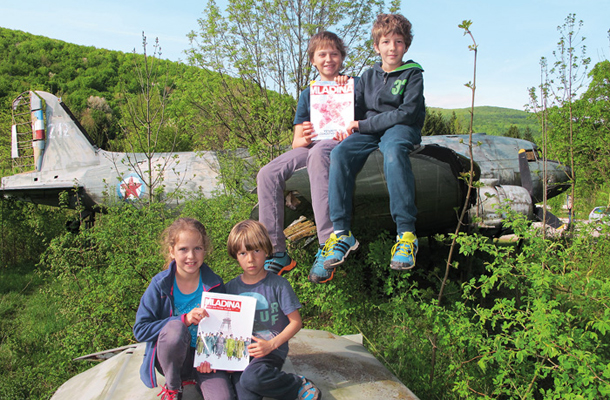 Hana,Tine, Gaber in Matevž, opuščeno vojaško letališče Željava pri Bihaću / Foto Franci Gabrovšek