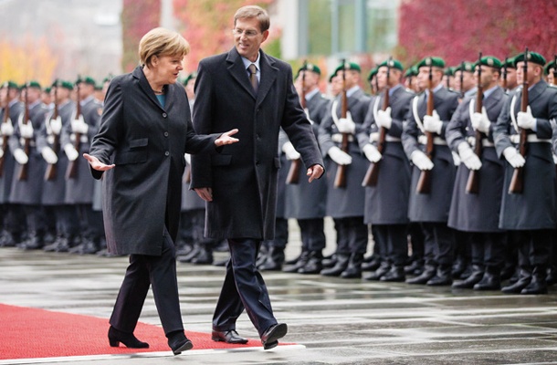 Kaj imajo velesile – Britanija, Nemčija, Amerika in Rusija – od Slovenije? Nič. Kaj imamo mi od njih? Nič, a se vseeno veselo sestajamo in rokujemo, ponosno in zadovoljno, ker smo zraven.