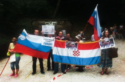 Srčna zveza med neodvisnimi Slovenci in Hrvati (če se hrvaški grb začne levo zgoraj z belim poljem, je to znak Neodvisne države Hrvaške med letoma 1941–1945).