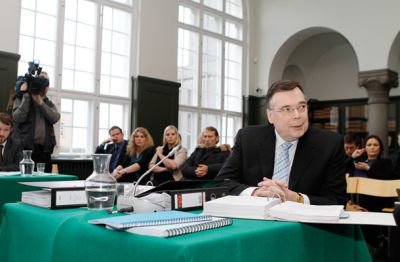 Nekdanji islandski premier Geir Haarde na zagovoru pred posebnim islandskim sodiščem.  