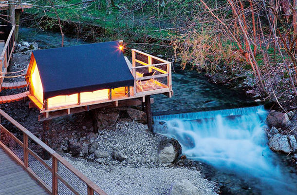 Glamping je novi način luksuznega taborjenja, namenjen predvsem tistim fičfiričem, ki sicer radi taborijo, a se niso pripravljeni odpovedati udobju. 