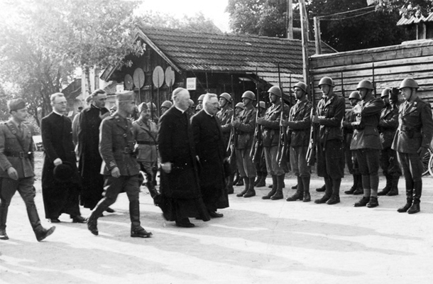 Škof Rožman v medvojnem času na enem izmed mnogih »rekreativnih« obiskov vojaških sil in njihov predpostavljenih 