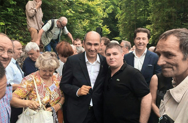 Janez Janša in Velimir Bujanec na komemorativni slovesnosti ob grobišču v Hudi jami