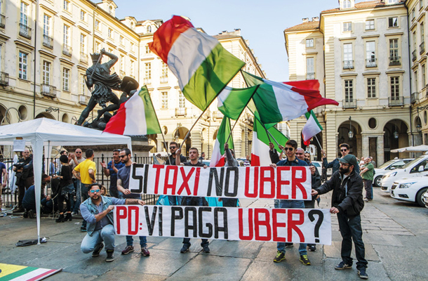 Protest italijanskih taksistov: »Da takis, ne Uber. PD: Vas plačuje uber?« 