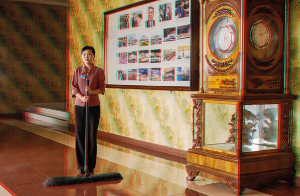 3D-fotografija Son Kum Ju (29), čistilke v hotelu Sinhungsan v Hamhungu. Za optimalen ogled so potrebna 3D-očala.