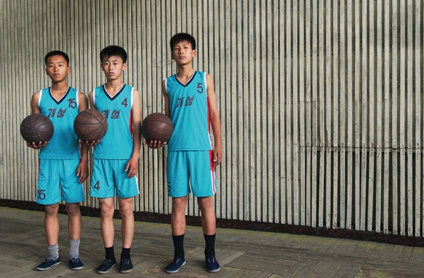 Petnajstletni košarkarji Ri Bom, Ryang Il Bom in Ri Song Jin v šolski palači Kaesong