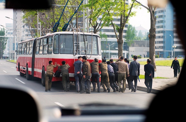 Eden od prvih Tančičevih vtisov iz Severne Koreje: trolejbus, ki so mu na pomoč priskočili potniki