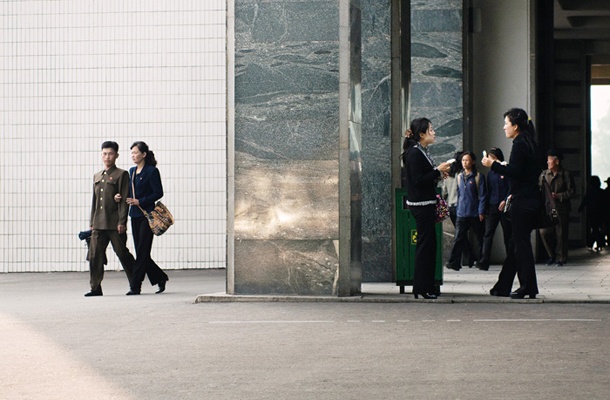Sprehod in uživanje v sladoledu pred supermarketom v Pjongjangu