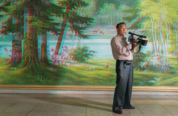 3D-fotografija Kima Gija Suna (60), kamermana v restavraciji Duck BBQ. Za optimalen ogled so potrebna 3D-očala.