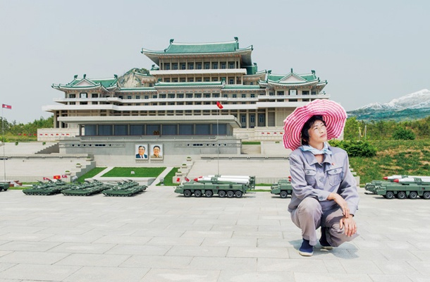 Ri Gyong Sun (45), skrbnica oddelka antične zgodovine v Ljudskem parku Pjongjang