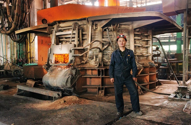Železar Won Il Myong (38) v železarni Chollima Steelworks