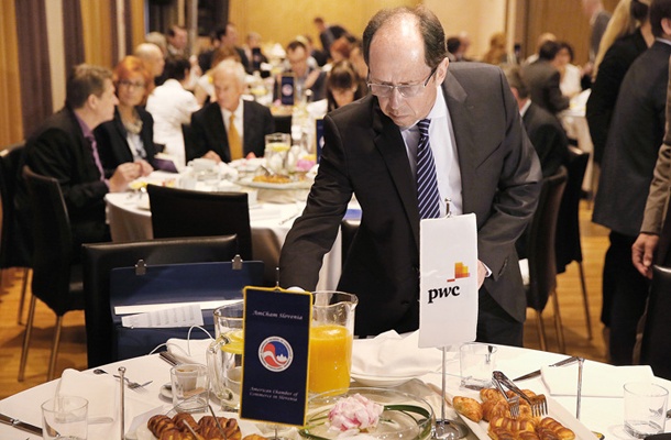 Minister na krepkem zajtrku glavnega podpornika razbremenitve bogatih ameriške gospodarske zbornice