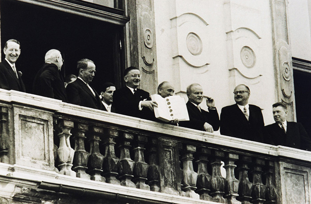 Avstrijski zunanji minister Lepold Figl z avstrijsko državno pogodbo na balkonu baročnega dvorca Belveder, maja 1956 